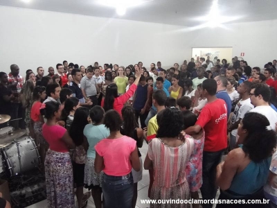 35 jovens s&atilde;o batizados com o Esp&iacute;rito Santo no &uacute;ltimo dia do Acampamento Jovem 2015