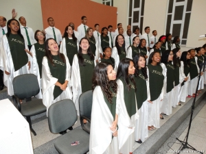 Noite marcada por louvor e adoração na Cantata Jovem 2015. Confira as primeiras fotos...