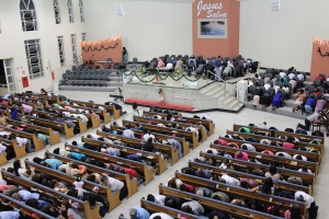 Testemunhos e louvores marcam o Culto de Passagem de Ano, veja as fotos