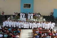 Mais de 50 novos membros s&atilde;o batizados nas &aacute;guas