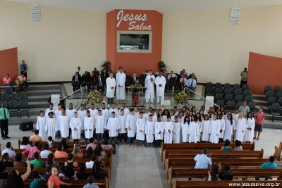 No &uacute;ltimo domingo de 2015, 56 novos membros foram batizados nas &aacute;guas