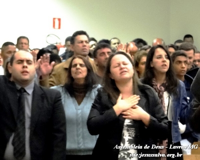 Mesmo em uma noite fria, v&aacute;rios irm&atilde;os foram adorar a Deus