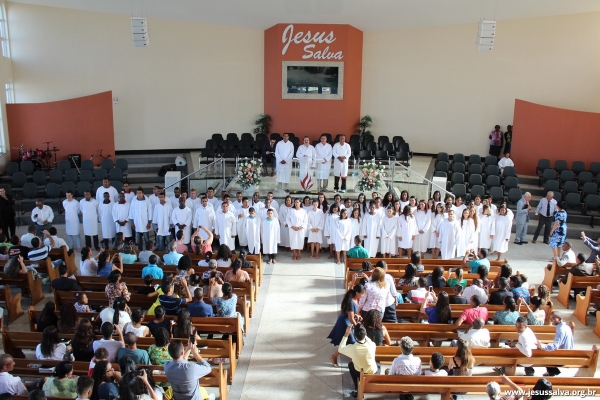 Mais de 60 novos membros são batizados em Lavras no &quot;domingo da ressurreição&quot;