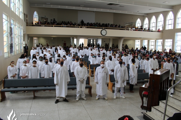 Batismo: 99 novos membros são batizados