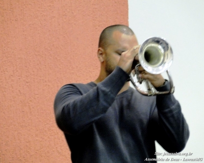 Culto marcado por louvores e conversões