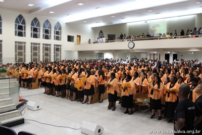 Muita ora&ccedil;&atilde;o e un&ccedil;&atilde;o marca o primeiro dia de festividade das irm&atilde;s do C&iacute;rculo de Ora&ccedil;&atilde;o - Veja as fotos
