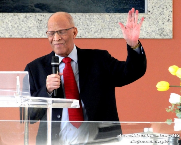 Igreja lotada na ceia do mês de abril