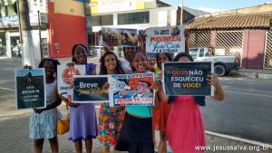 Adolescentes realizam evangelismo em praça de Lavras e levam a Palavra e o Amor de Cristo aos cidadãos