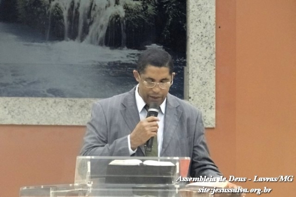 Três pessoas convertem em culto alegre na Assembleia de Deus