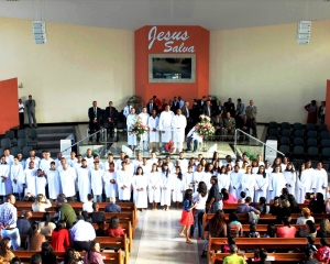 Batismo de 65 novos membros e culto com muitas conversões