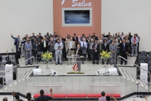 Culto celebra a consagração de diáconos e presbíteros