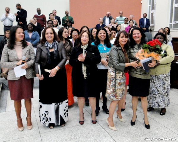 Coral Feminino completa seu 30º Aniversário adorando a Deus