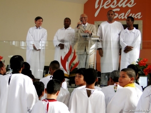 64 Novos membros descem às águas do batismo